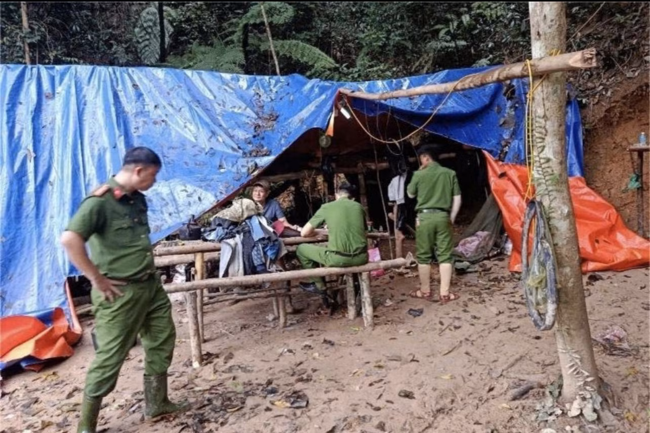 Lực lượng chức năng tiến hành đẩy đuổi, truy quét "vàng tặc" ở Khe Dẻ. Ảnh: VL