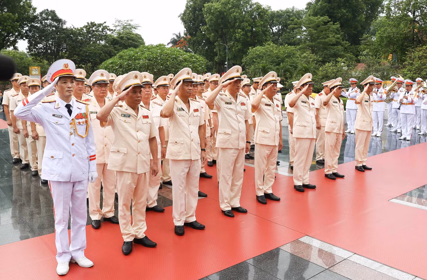 Đoàn đại biểu Đảng ủy Công an Trung ương - Bộ Công an tới đặt vòng hoa tưởng niệm các Anh hùng Liệt sỹ.