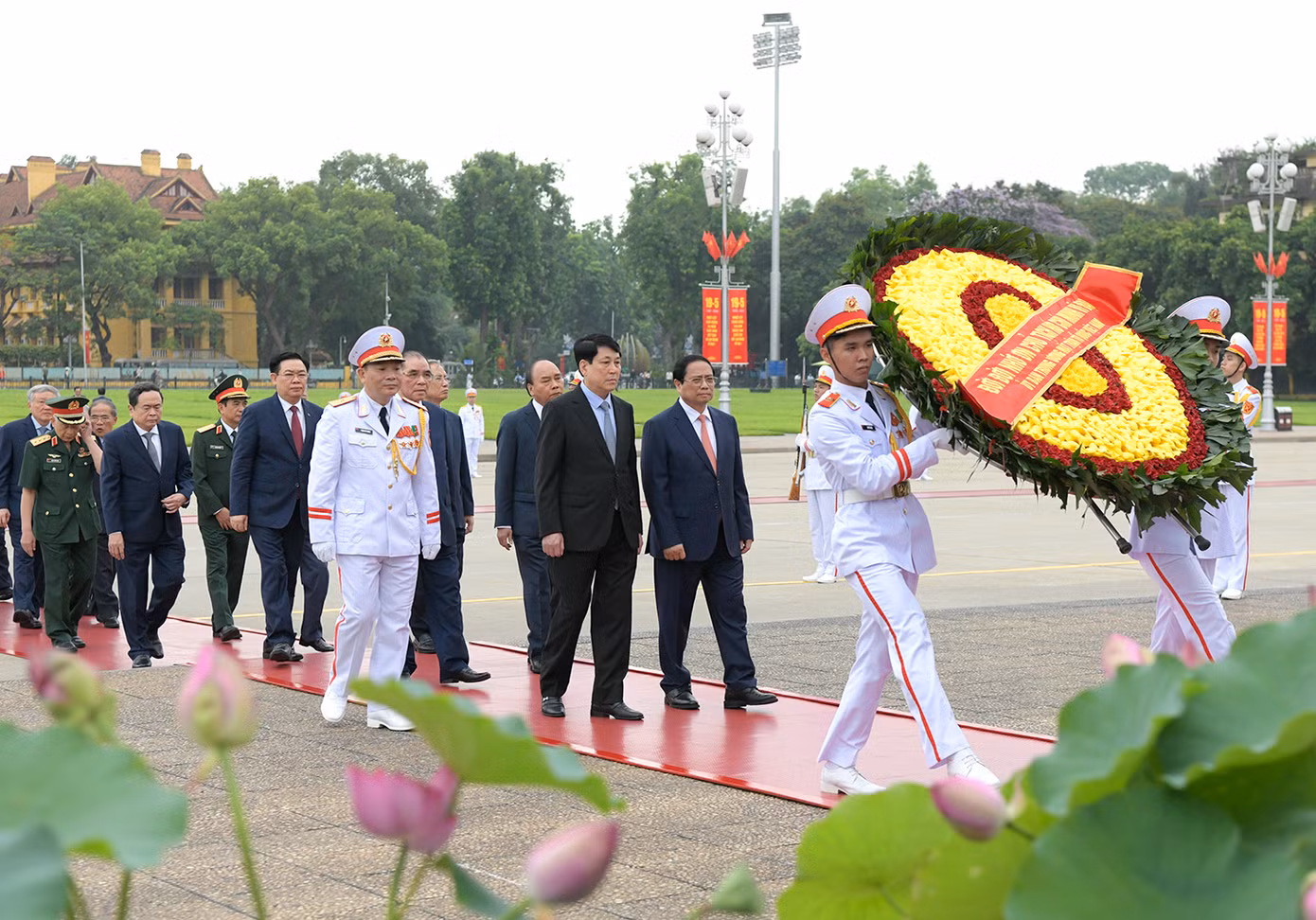 Đoàn đại biểu lãnh đạo, nguyên lãnh đạo Đảng, Nhà nước đặt vòng hoa và vào Lăng viếng Chủ tịch Hồ Chí Minh.