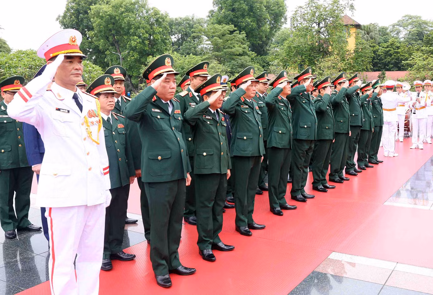Đoàn đại biểu Quân ủy Trung ương - Bộ Quốc phòng tới đặt vòng hoa tưởng niệm các Anh hùng Liệt sỹ.
