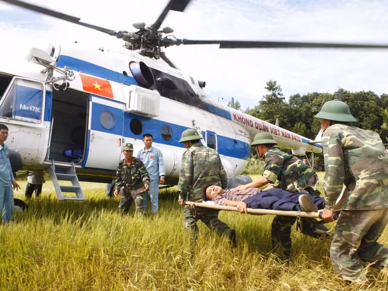 Đưa người bị thương lên trực thăng đi cấp cứu 