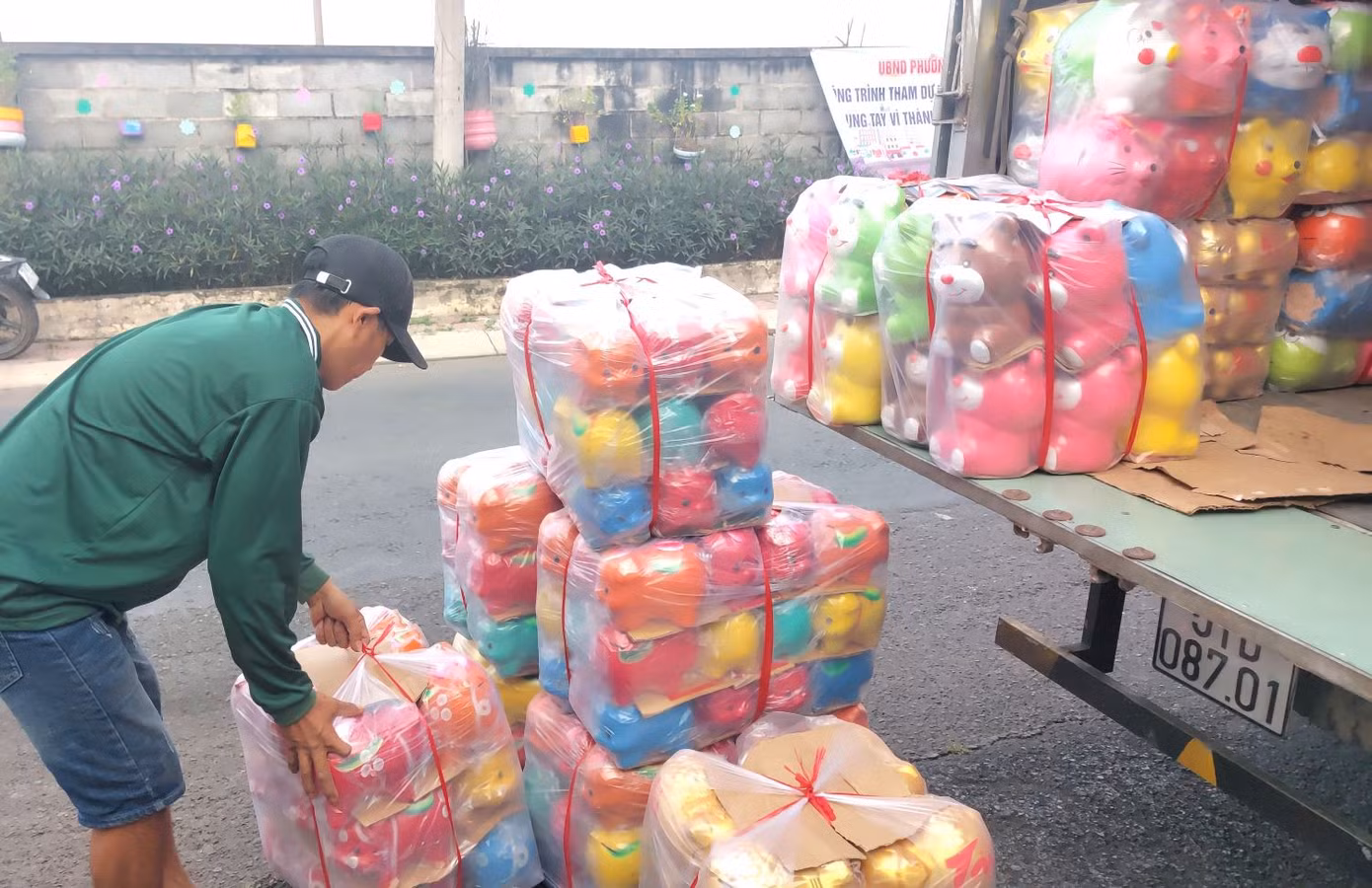 Những ngày giáp Tết Nguyên đán 2025, các hộ dân làm heo đất rộn ràng, tất bật để kịp thời cung ứng sản phẩm cho thị trường.