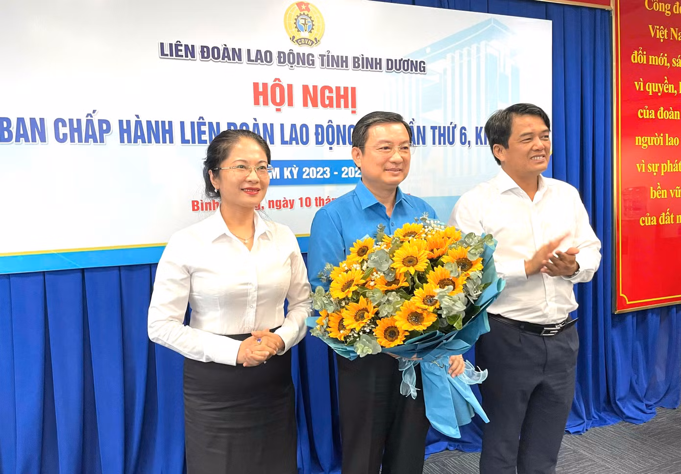 Ông Phạm Trọng Nhân (giữa) làm Chủ tịch LĐLĐ tỉnh Bình Dương