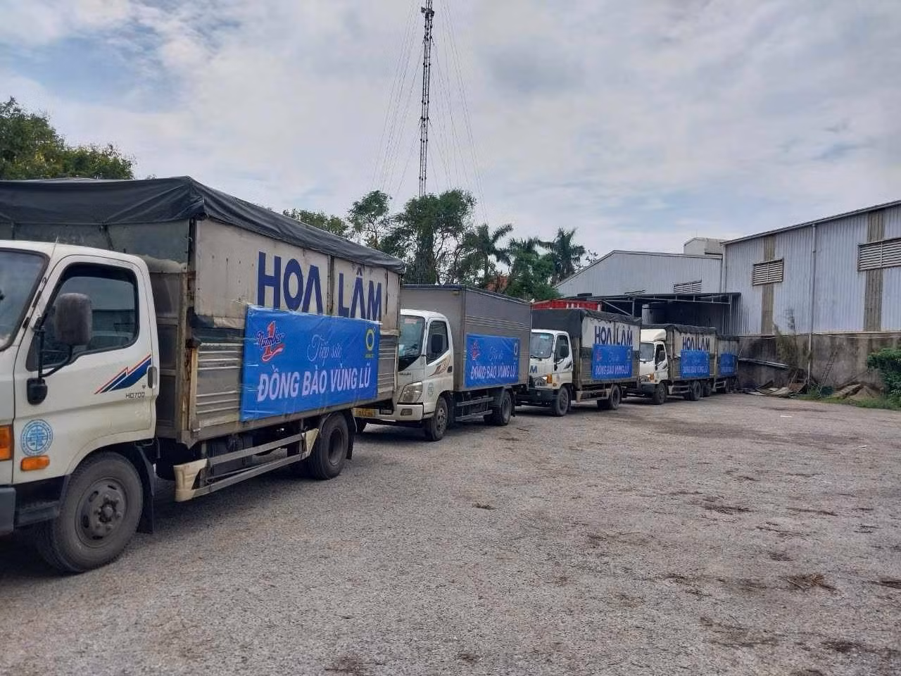 Các chuyến xe tiếp sức đồng bào vùng lũ liên tục được Tân Hiệp Phát chuyển đi trong 2 ngày qua.