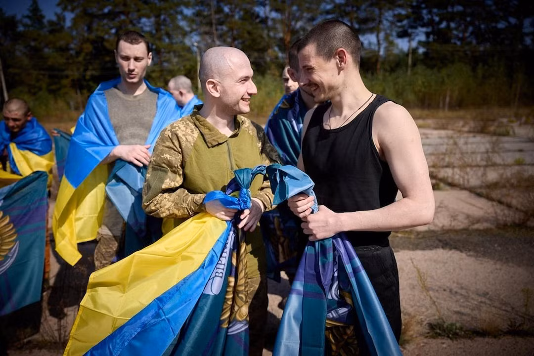 Các tù binh Ukraine trong cuộc trao đổi ngày 14/9. (Ảnh: Reuters)
