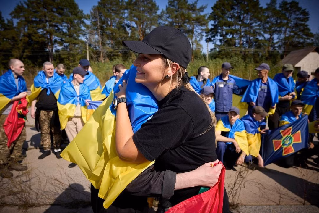 Các tù binh Ukraine trong cuộc trao đổi ngày 14/9. (Ảnh: Reuters)
