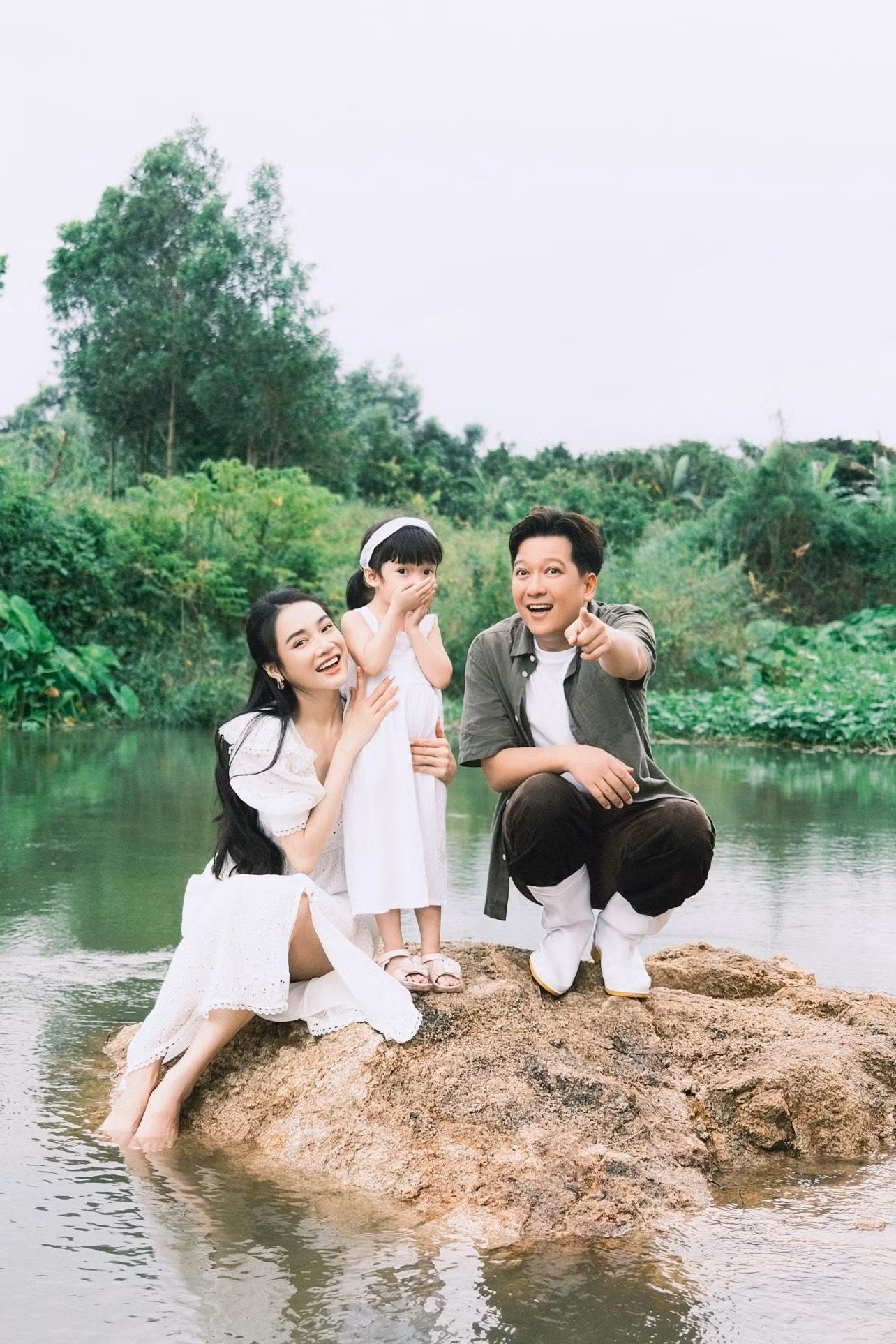 Trường Giang - Nhã Phương và con gái Destiny chụp ảnh kỷ niệm 4 năm ngày cưới trong khung cảnh yên bình của biệt thự ở Đồng Nai.