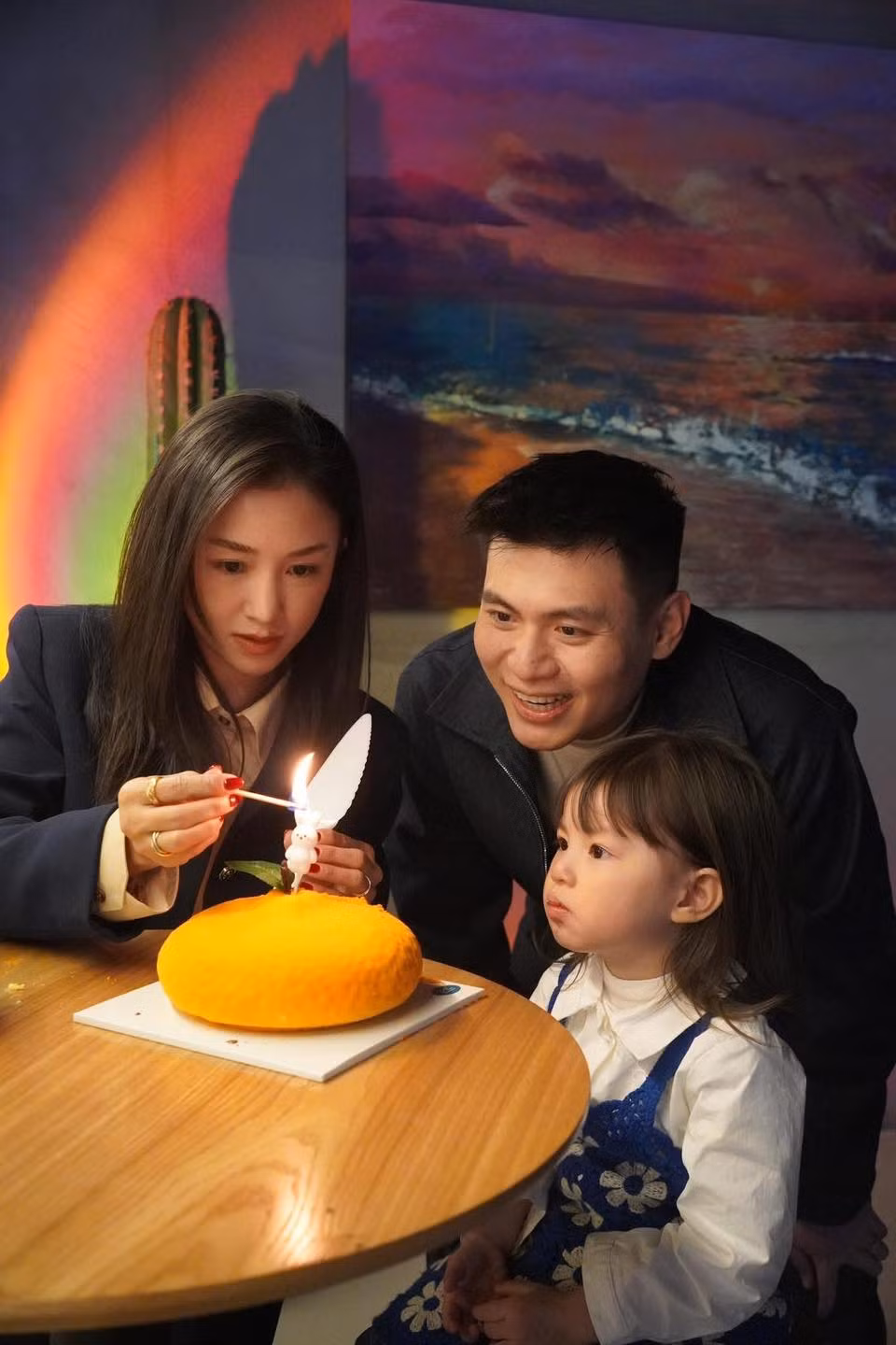 Pamela (Nguyễn An Hải Đường) thổi nến mừng sinh nhật tuổi lên ba tại Hàn Quốc.