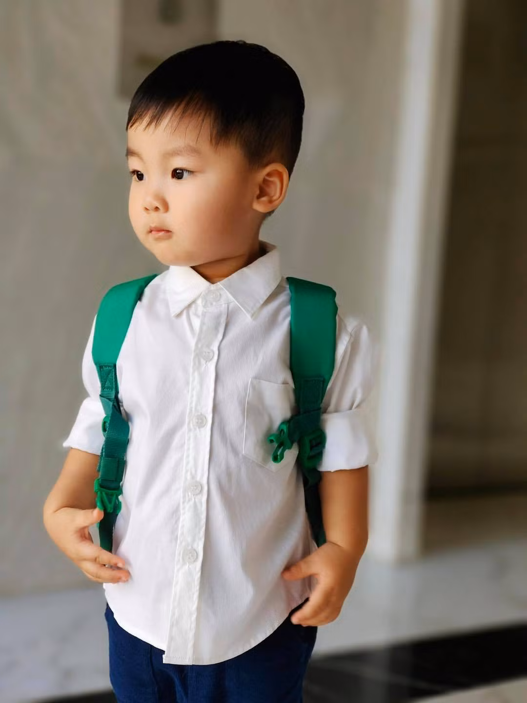 "Soái ca nhí" nhà Hòa Minzy diện sơ mi trắng điển trai cùng quần tây trong ngày nhập học.