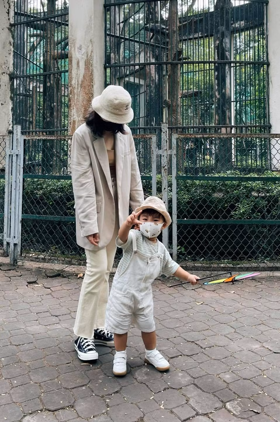 Hòa Minzy cùng con trai nhận về "bão tim" từ người hâm mộ bởi độ dễ thương, đáng yêu.