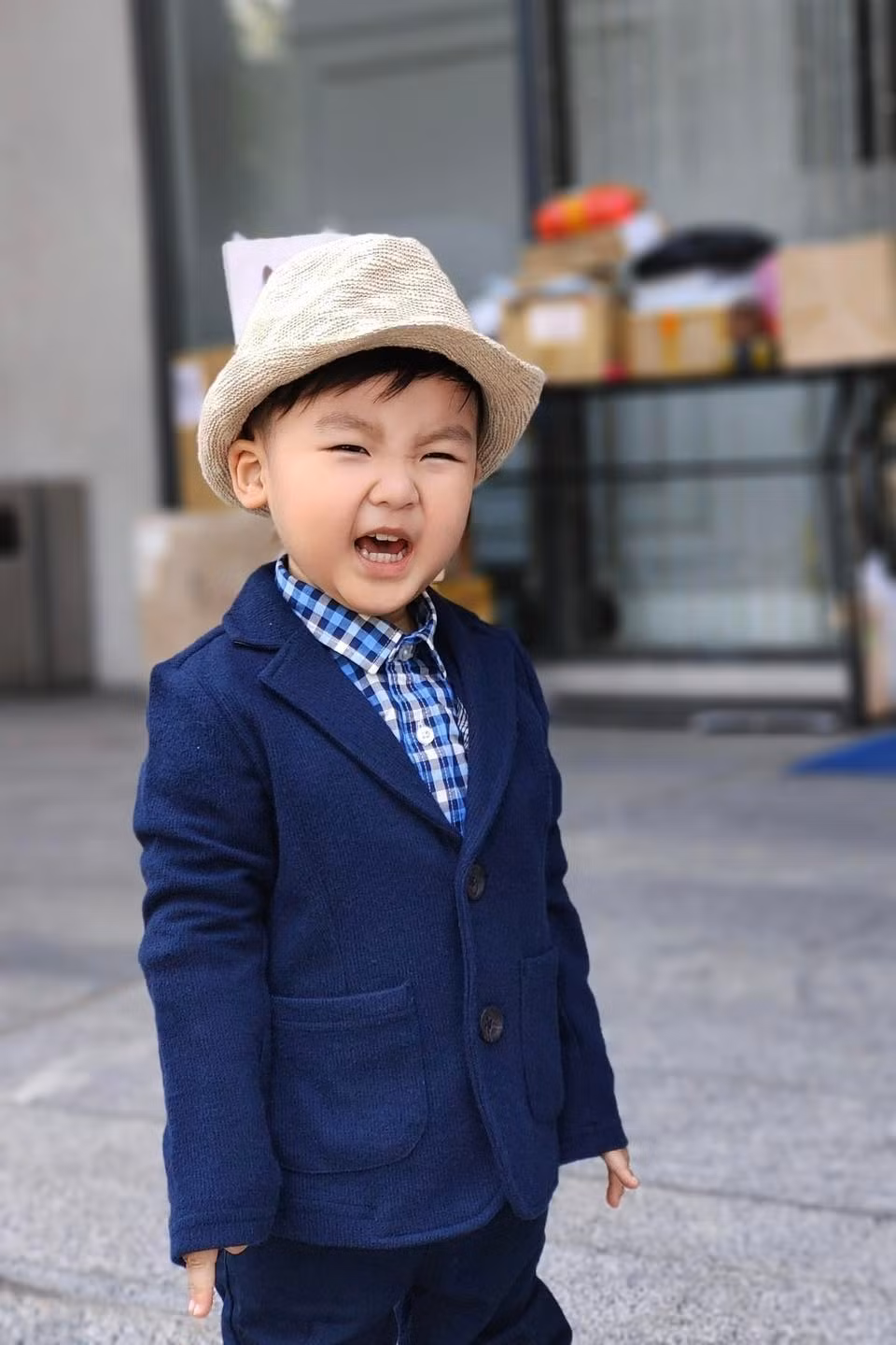 Outfit "đi xem đất" của con trai Hòa Minzy: Phối vest xanh với nón cói và giày cùng màu.