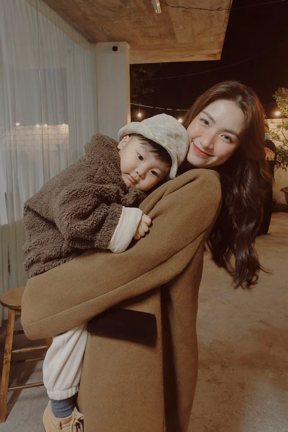 Đặc biệt, Hòa Minzy còn nhiều lần diện đồ ton sour ton với con trai.