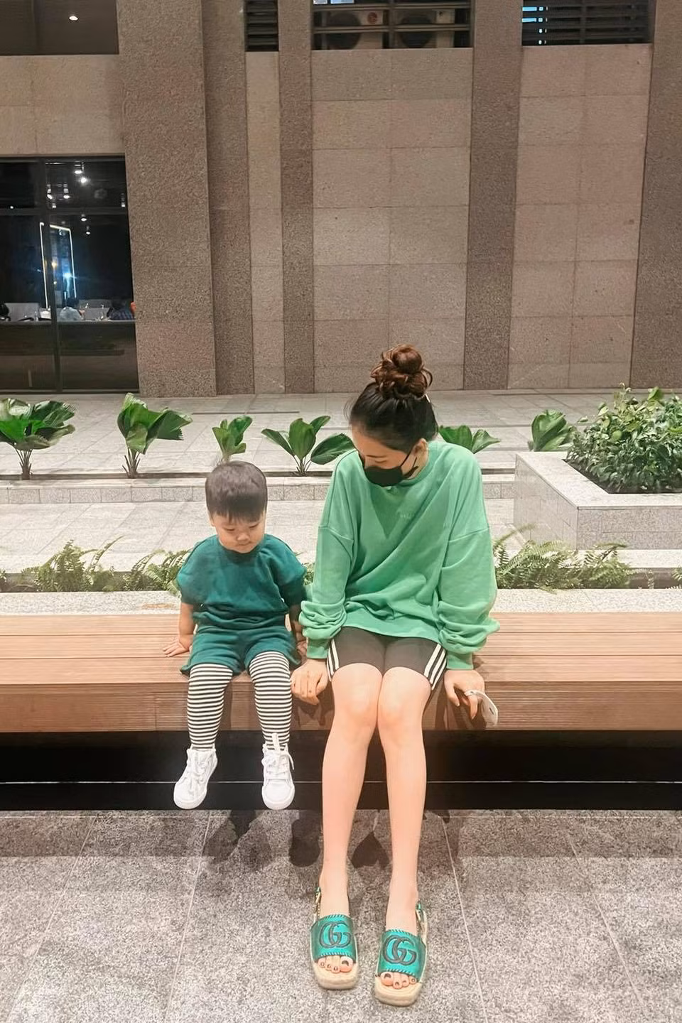 Mẹ con Hòa Minzy cùng diện nguyên "cây xanh lá".