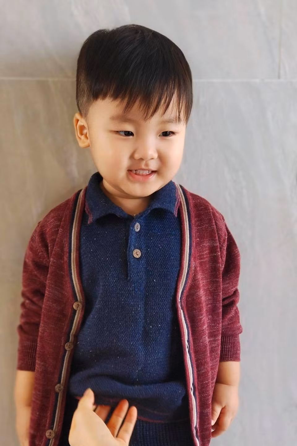 Áo polo dệt kim phối cùng áo khoác cho mùa Đông không lạnh.