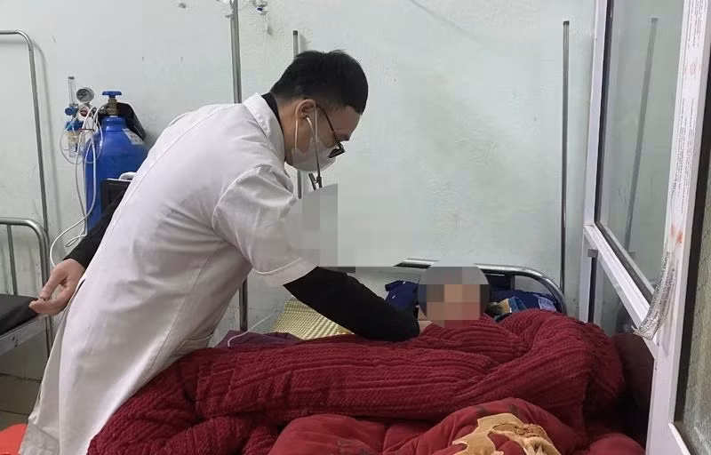 Cán bộ Trung tâm Y tế huyện Pác Nặm điều trị cho một trong số các nạn nhân bị ngộ độc. Ảnh: VĂN LẠ.