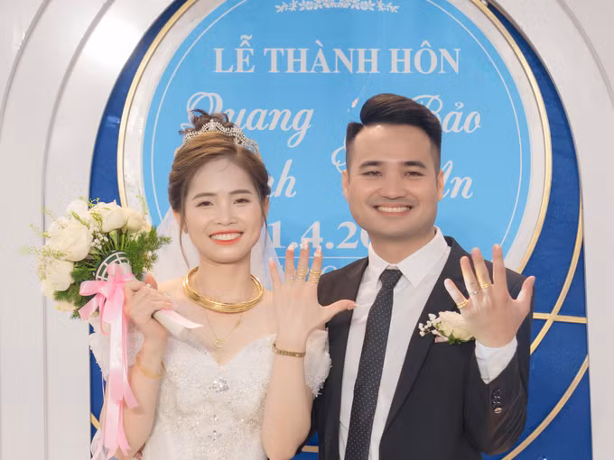 Người bạn đời chị chọn là anh Quang Vinh, người cùng quê.