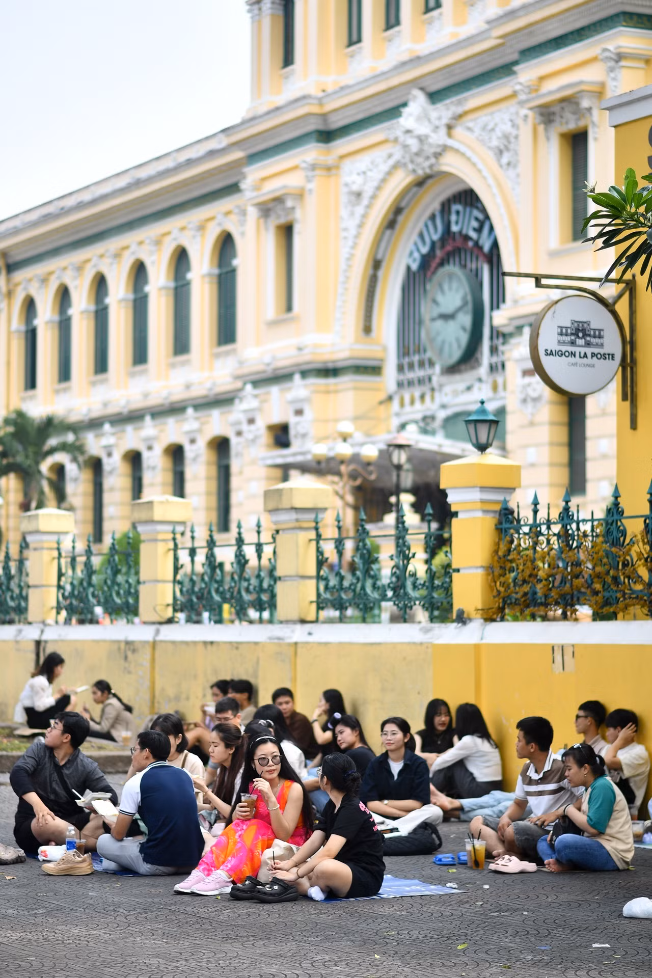 cà phê bệt TP.HCM ảnh 5 Vỉa hè trước Bưu điện Thành phố (quận 1) cũng là khu vực cà phê bệt nổi tiếng. Đông đúc cặp đôi, nhóm bạn trẻ trải bạt ngồi trò chuyện san sát nhau.