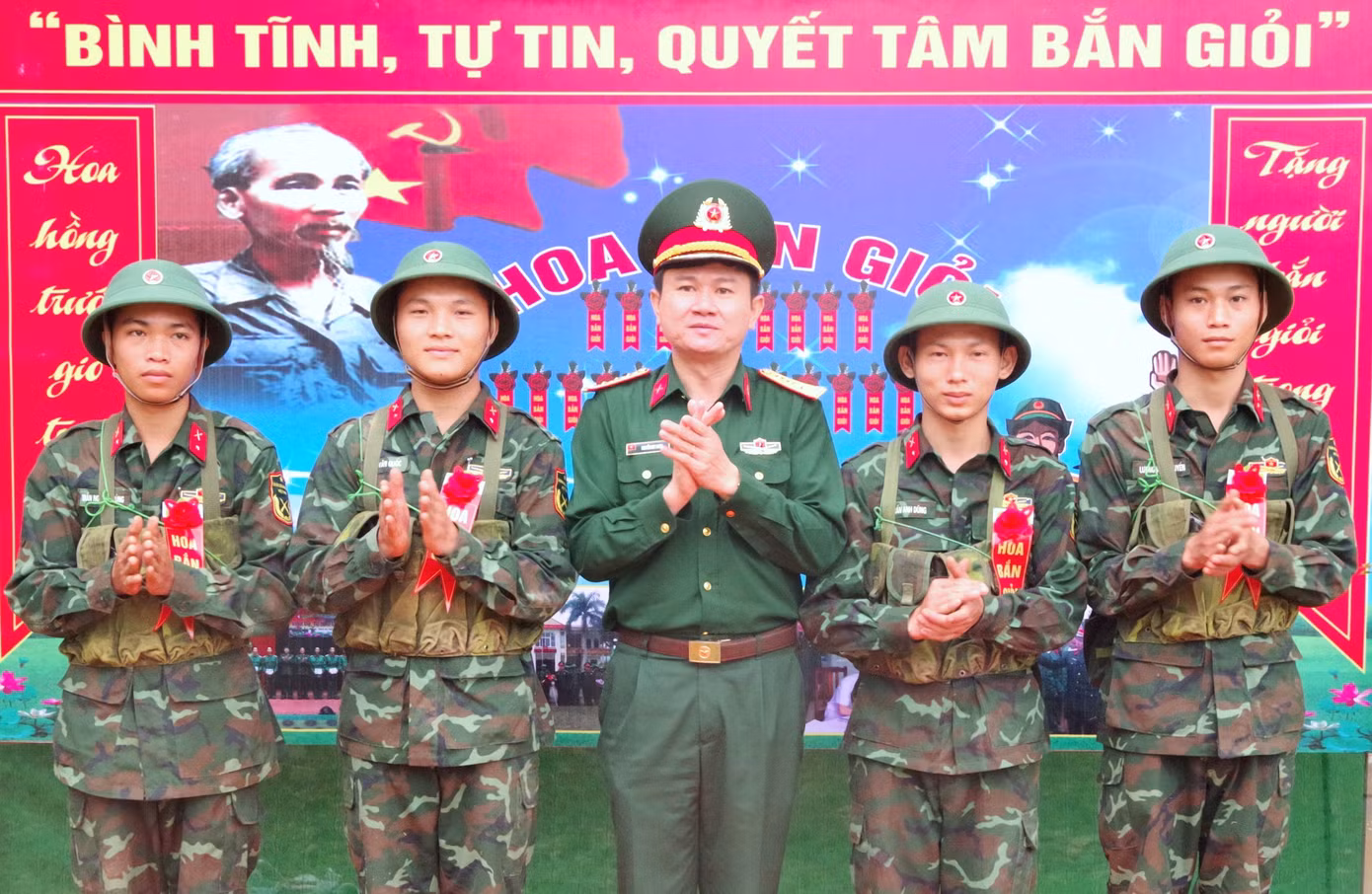 Thượng tá Nguyễn Huy Long - Chính ủy Lữ đoàn Pháo binh 16 tặng hoa bắn giỏi cho chiến sĩ mới trong bắn tập đạn thật lần 1.