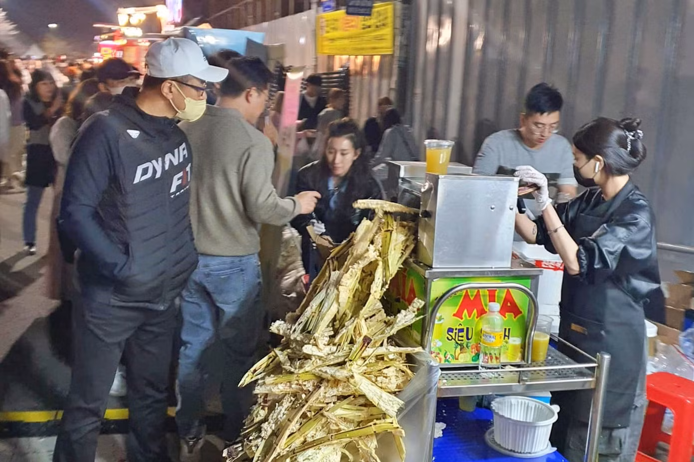 Nhiều khách Hàn tập trung mua nước mía tại quầy hàng của chị Phương ở lễ hội hoa anh đào.