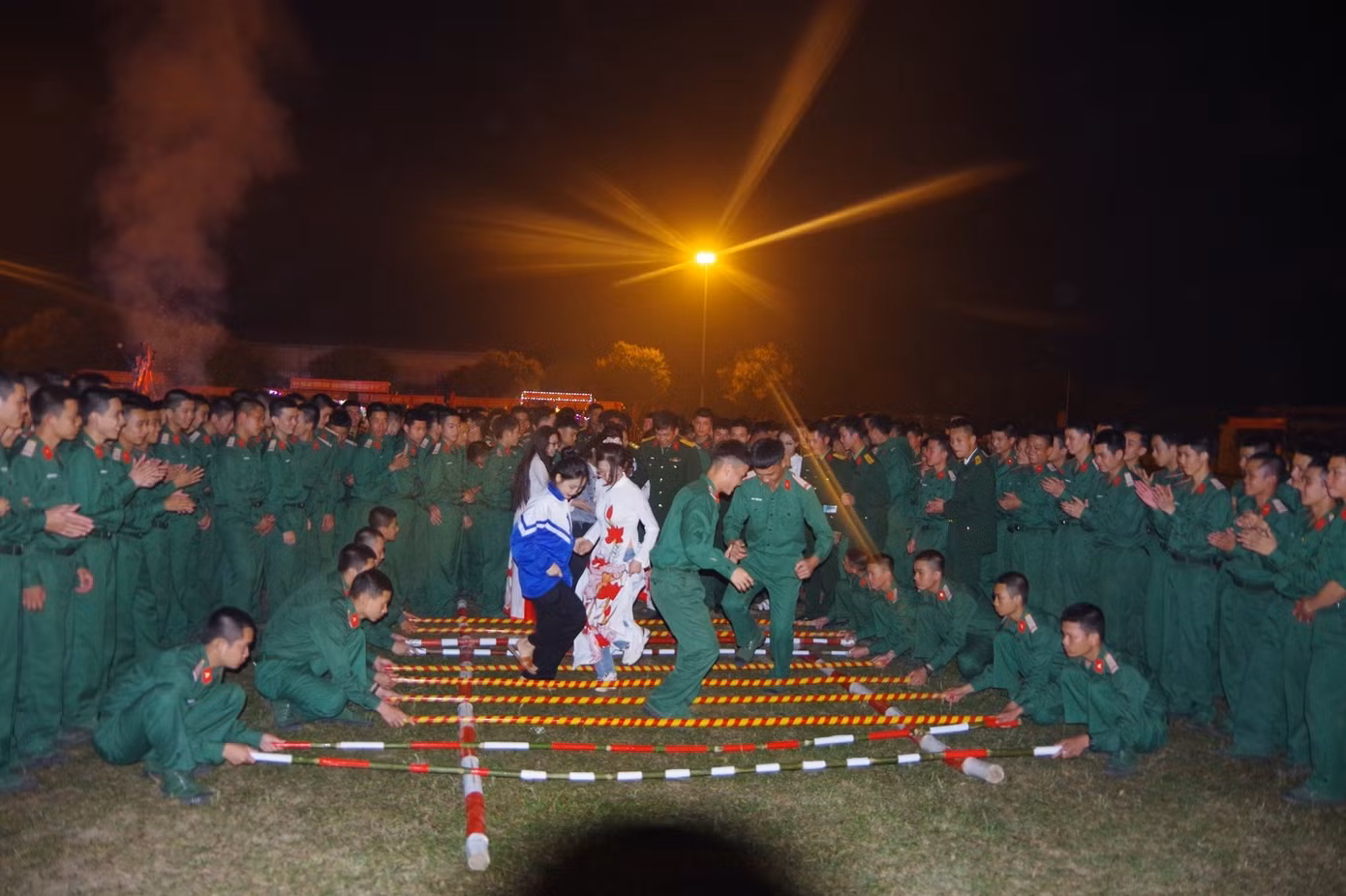 Cán bộ, chiến sĩ Lữ đoàn 16 và đoàn viên thanh niên đơn vị kết nghĩa trong dạ hội thanh niên.