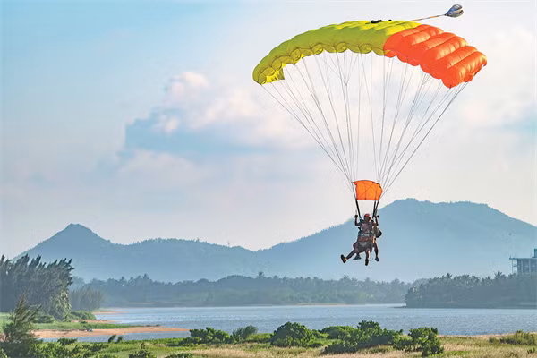 Người trẻ trải nghiệm dù lượn ở Hải Nam (Trung Quốc)