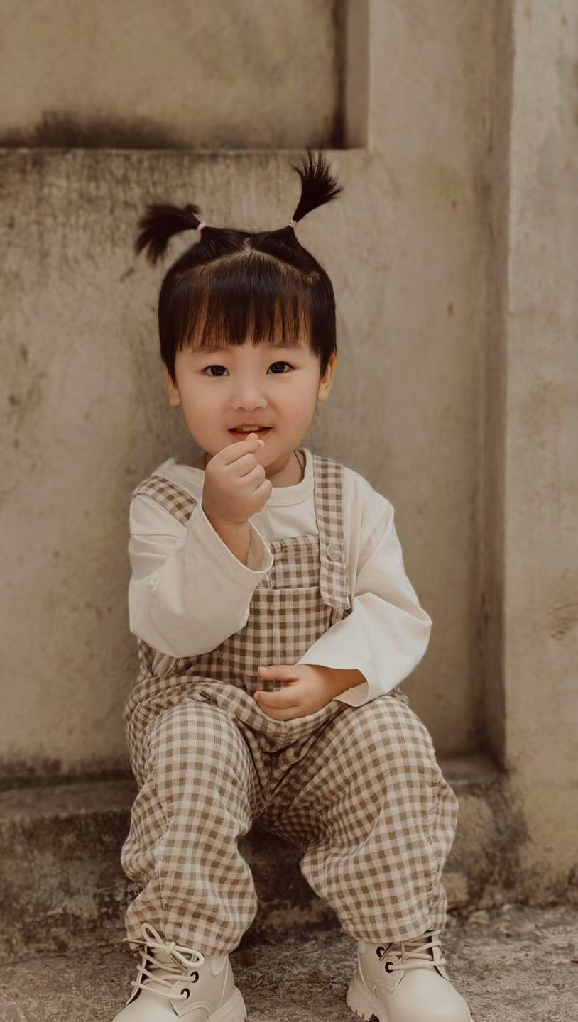 Quần yếm năng động phối cùng giày thể thao giúp bé Bo sở hữu vẻ ngoài dễ thương.