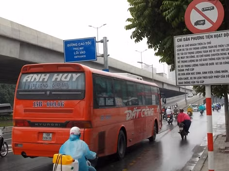 Có biển cấm xe khách, xe tải nhưng những ngày qua xe khách vẫn đi vào đường Khuất Duy Tiến. Ảnh: Anh Trọng. Có biển cấm xe khách, xe tải nhưng những ngày qua xe khách vẫn đi vào đường Khuất Duy Tiến. Ảnh: Anh Trọng
