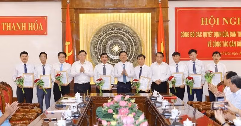Bí thư Tỉnh uỷ Đỗ Trọng Hưng cùng lãnh đạo tỉnh Thanh Hoá trao quyết định, tặng hoa chúc mừng các cá nhân nhận nhiệm vụ mới