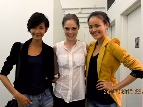 Hoàng Thùy (áo đen) và Tuyết Lan (áo vàng) chụp ảnh cùng siêu mẫu nổi tiếng thế giới Coco Rocha (áo trắng)