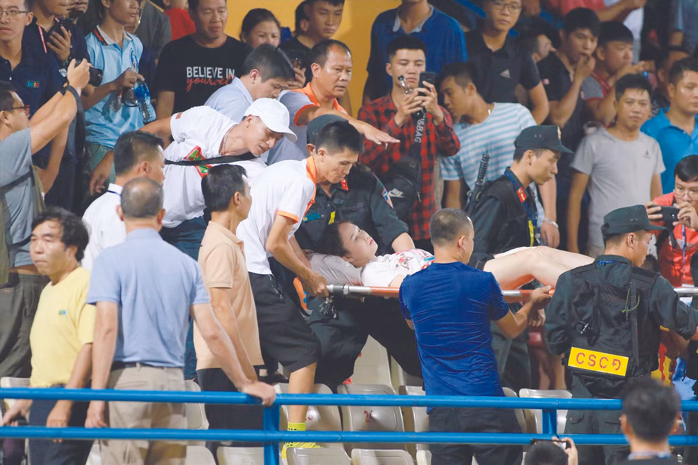 Pháo sáng và 'bóng tối' V-League ảnh 4