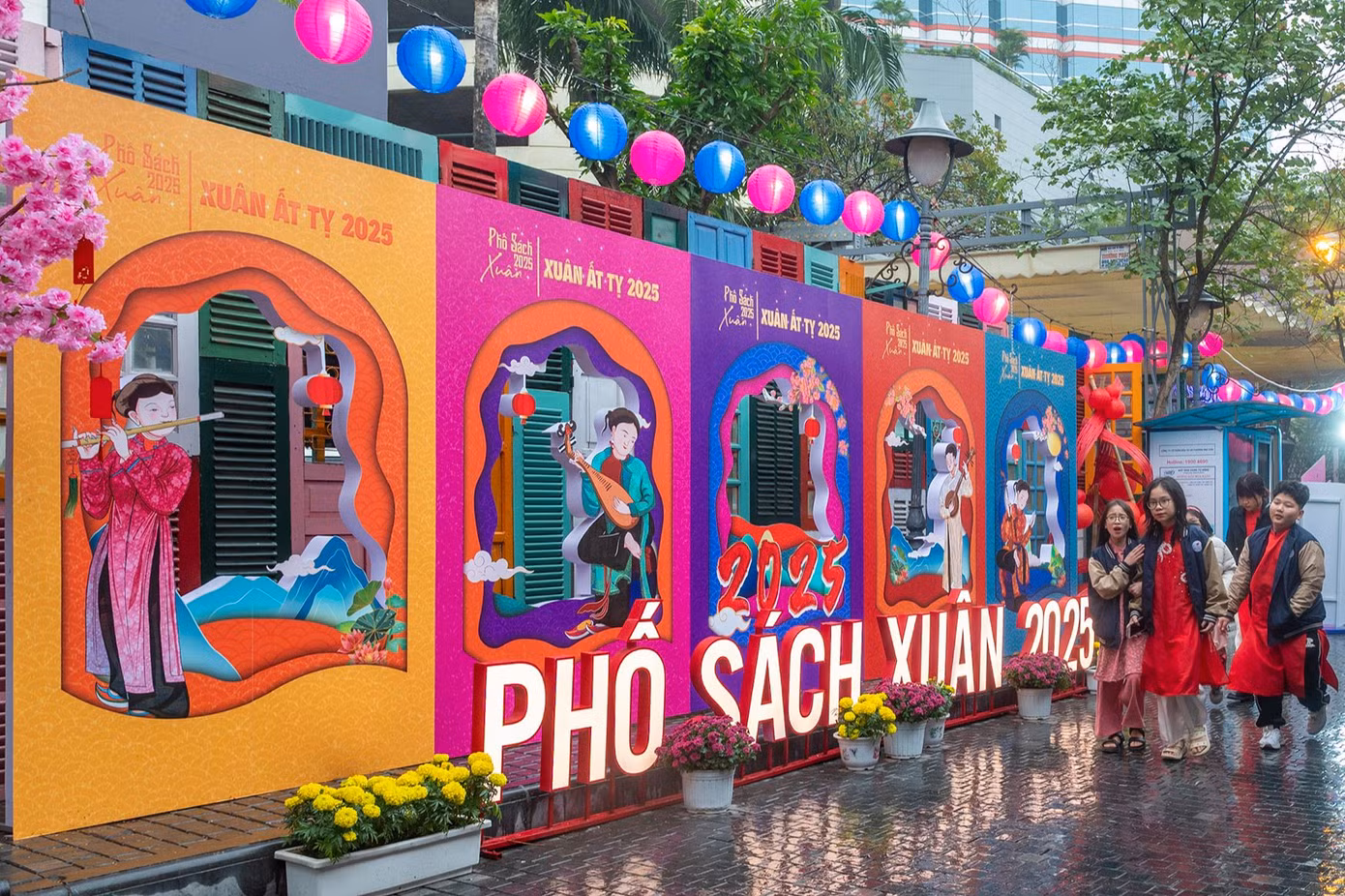 Lễ Khai mạc Phố sách Xuân 2025 khai mạc ngày 24/1. Từ năm 2016, Phố sách Hà Nội luôn trang trí không gian theo chủ đề Tết nhằm tạo thêm không gian văn hóa đọc, đáp ứng nhu cầu du xuân, mua - tặng sách, tặng chữ, tìm kiếm tri thức trong những ngày đầu xuân năm mới cho nhân dân và du khách đến với Thủ đô, khẳng định truyền thống hiếu học, tôn sư trọng đạo của dân tộc.