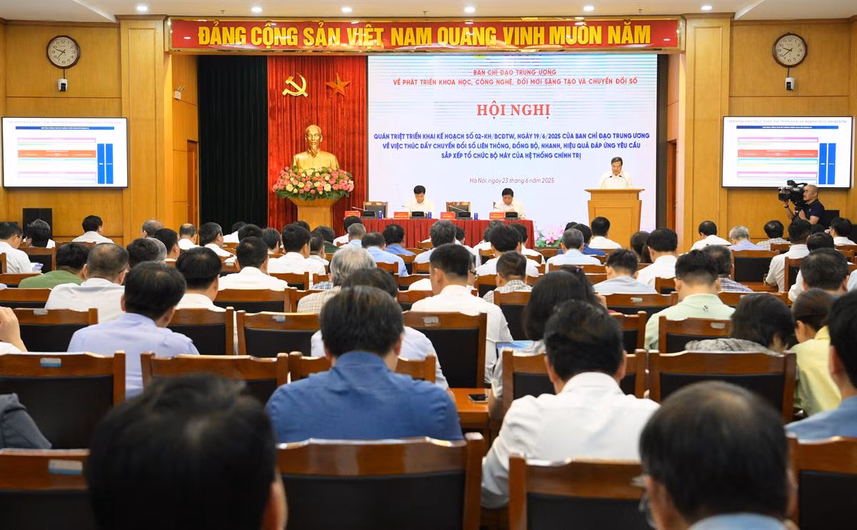 Hội nghị được tổ chức theo hình thức trực tiếp kết hợp trực tuyến kết nối tới điểm cầu các địa phương.