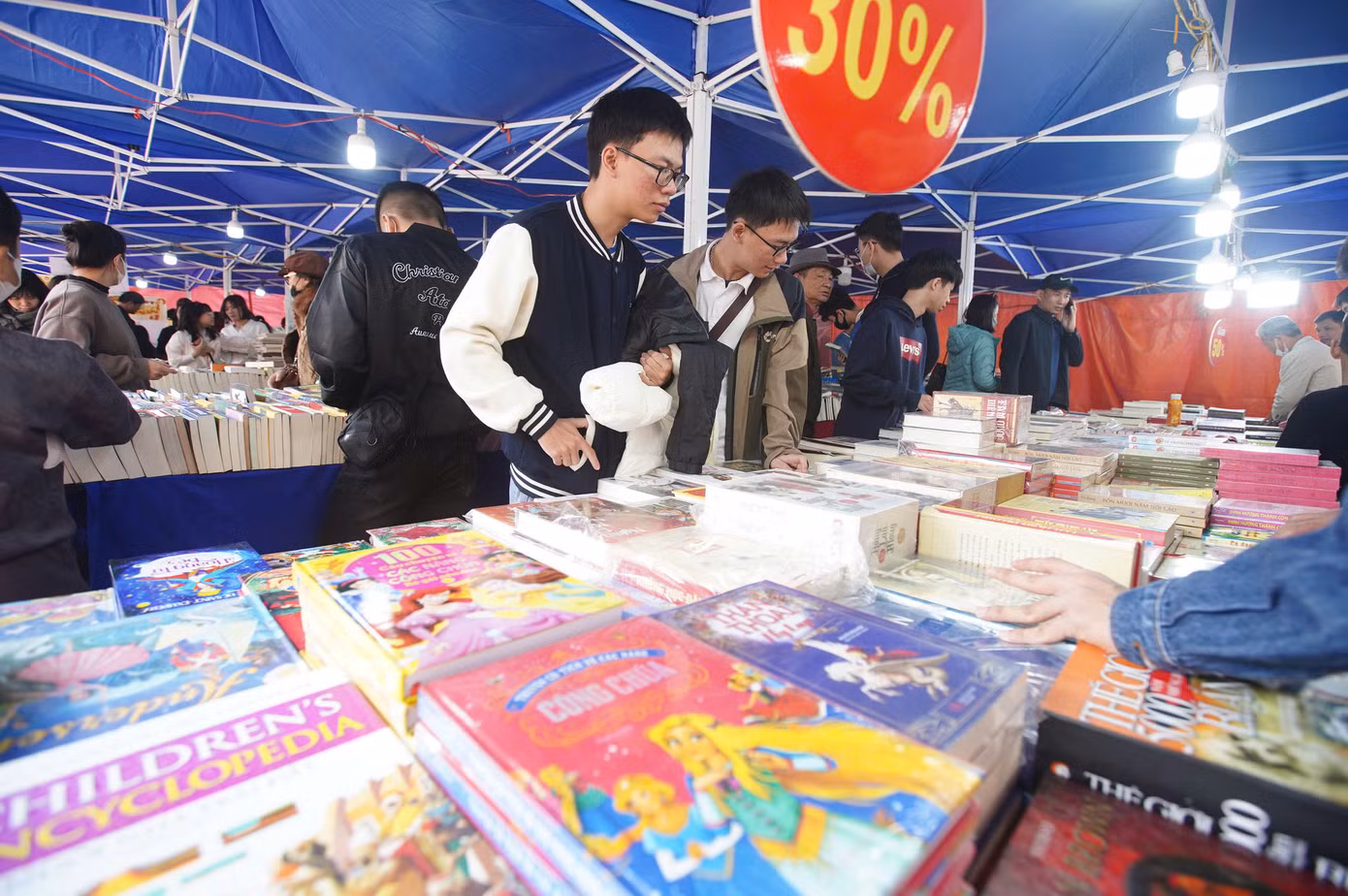 Ngoài ra, Hội chữ Xuân Ất Tỵ còn nhiều hoạt động văn hóa như triển lãm, không gian văn hóa đọc, trưng bày sản phẩm làng nghề, các trò chơi dân gian, chơi cờ, múa lân, biểu diễn nghệ thuật truyền thống...