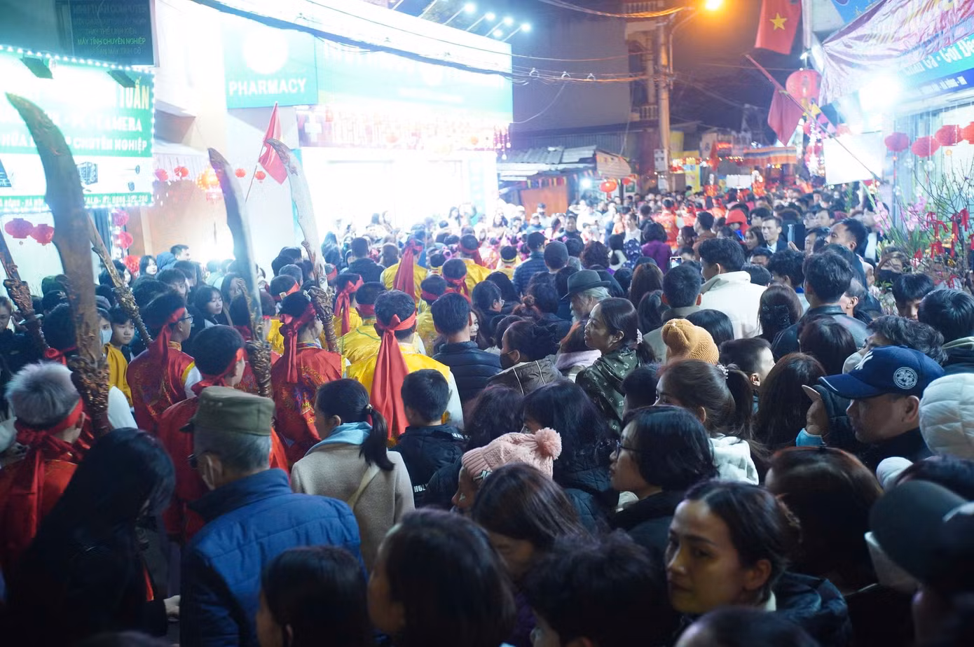 Lễ hội làng La Cả thu hút rất đông người dân tham gia, đi theo đoàn rước kiệu. Lễ hội được tổ chức ngày 7-11 tháng Giêng với nhiều nghi lễ truyền thống và các chương trình văn nghệ, trò chơi dân gian...