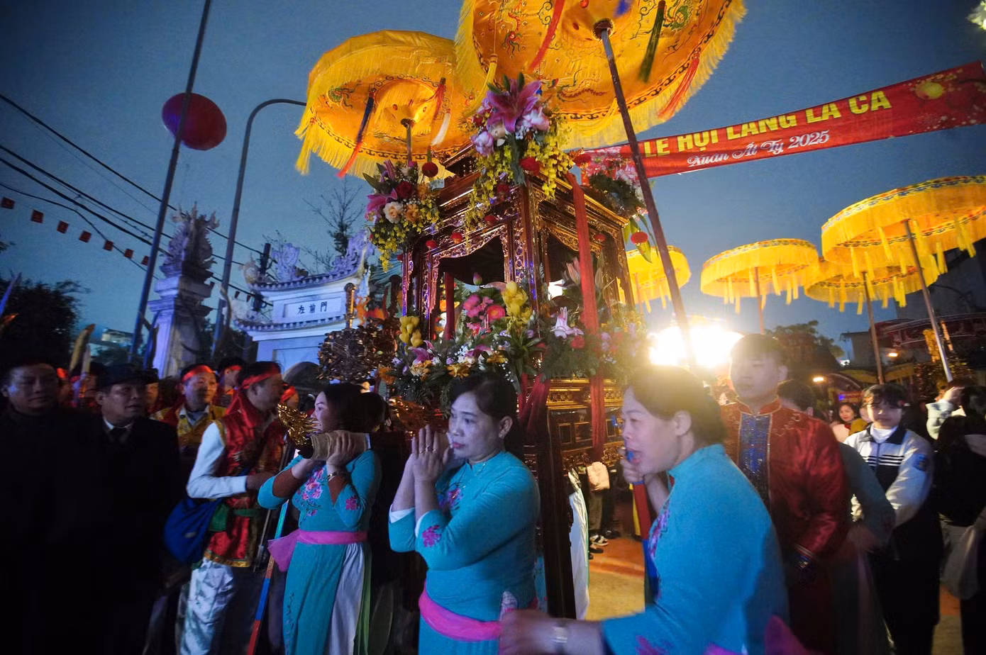 Theo sau kiệu Thành hoàng làng là kiệu bà Lớn, kiệu bà Bé - 2 phu nhân của Đức Thành Hoàng. Theo đó, những người khiêng kiệu cần đáp ứng yêu cầu chưa lập gia đình. Kiệu Đức Thành Hoàng do nam thanh niên khiêng và kiệu hai bà do thiếu nữ trong làng khiêng. Ngoài 3 kiệu chính, đoàn rước còn có khoảng 10 kiệu lễ của các tổ dân phố.