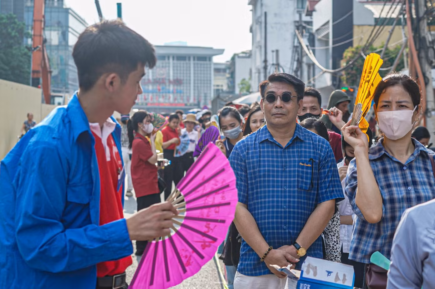 Tình nguyện viên liên tục hỗ trợ người dân đến chiêm bái.
