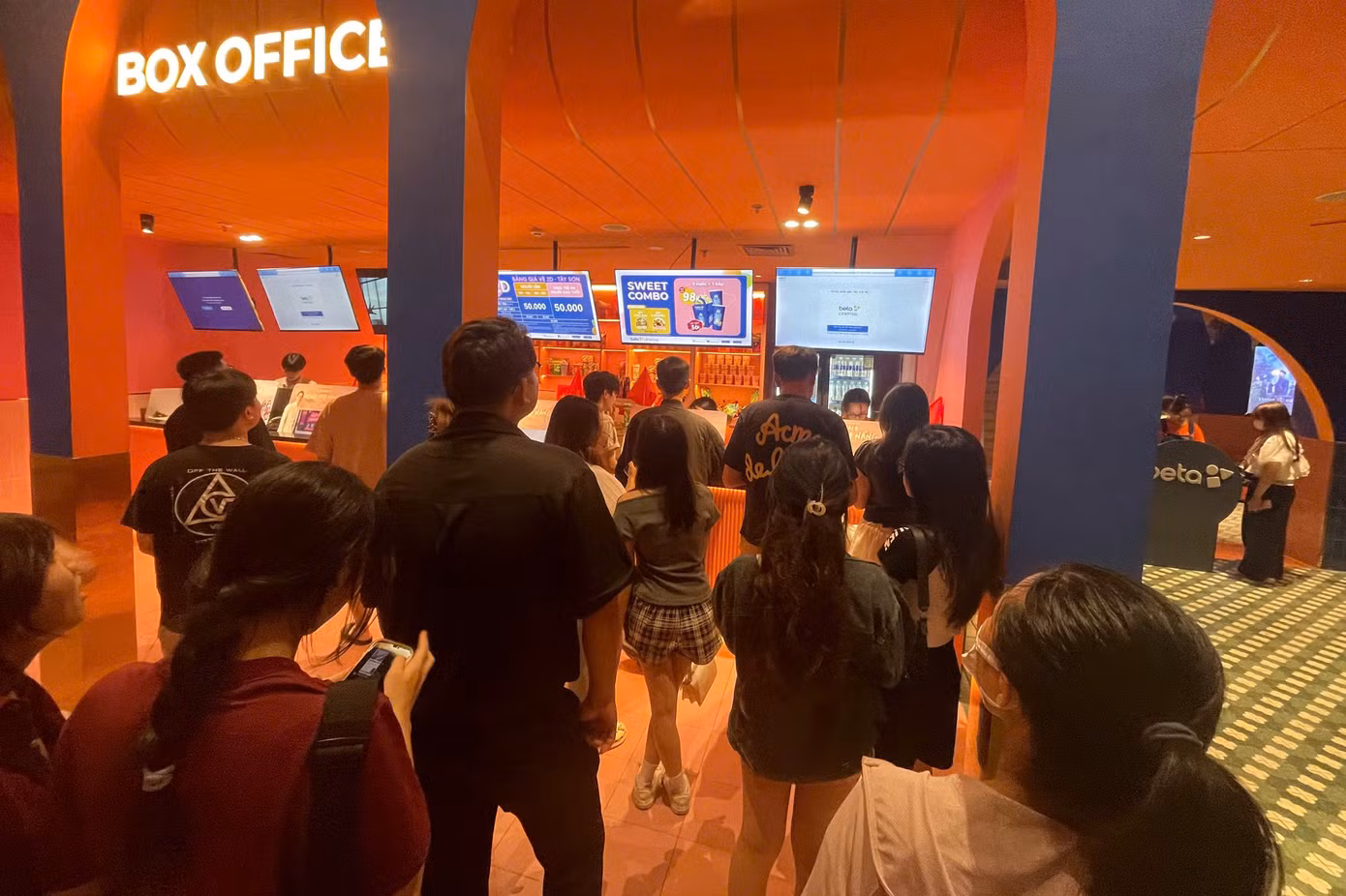 Các rạp chiếu phim trên địa bàn thành phố Hà Nội tiếp tục mở cửa đón khách trong những ngày nghỉ lễ cuối cùng. Khán giả đổ ra rạp để thưởng thức những tác phẩm điện ảnh chất lượng.