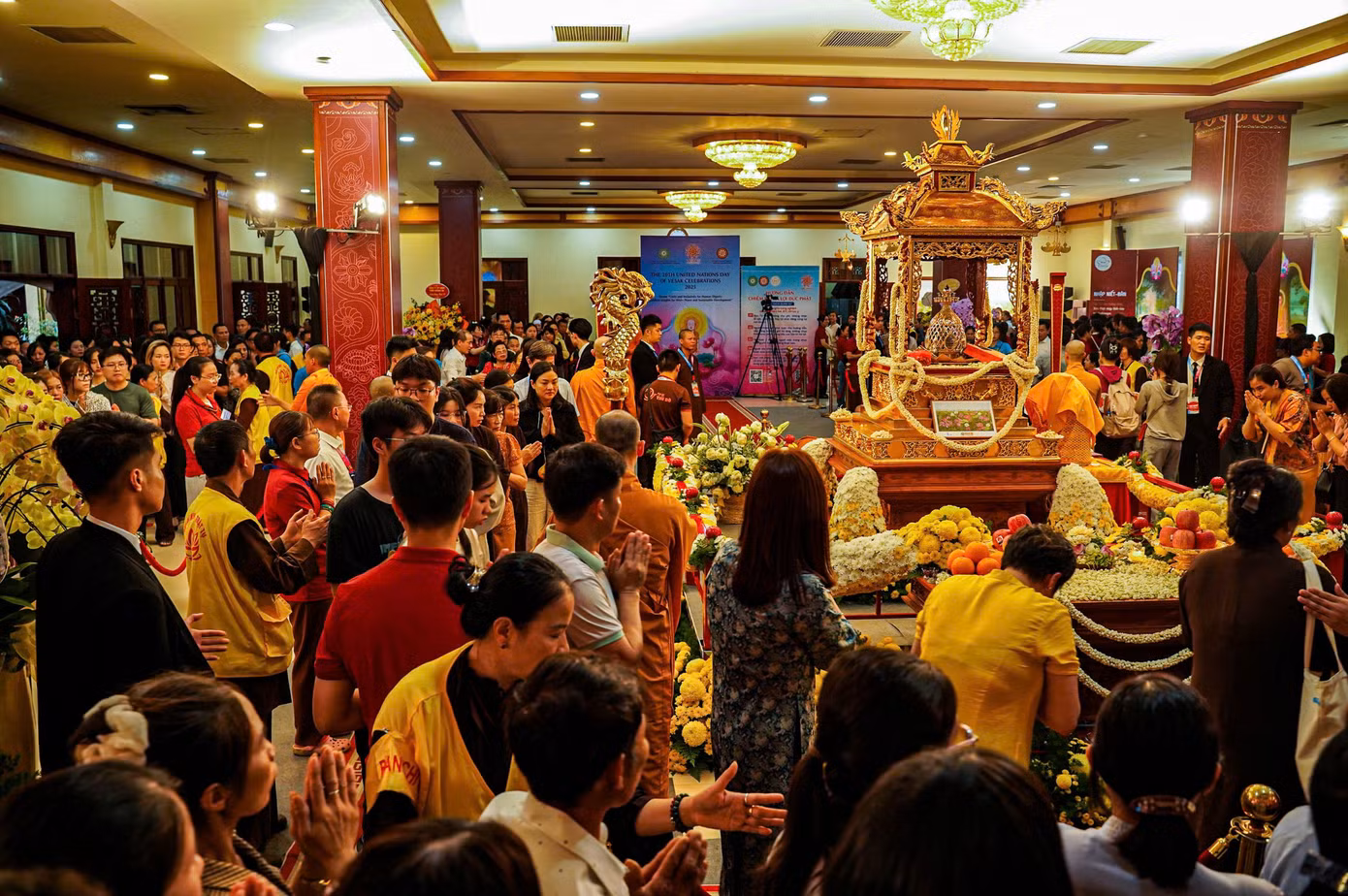Khu vực hội trường tầng 1 chùa Quán Sứ - nơi tôn trí xá lợi Phật đông nghịt. Hàng dài tăng ni, Phật tử nối nhau vào hội trường để chiêm bái xá lợi Phật - quốc bảo của Ấn Độ.