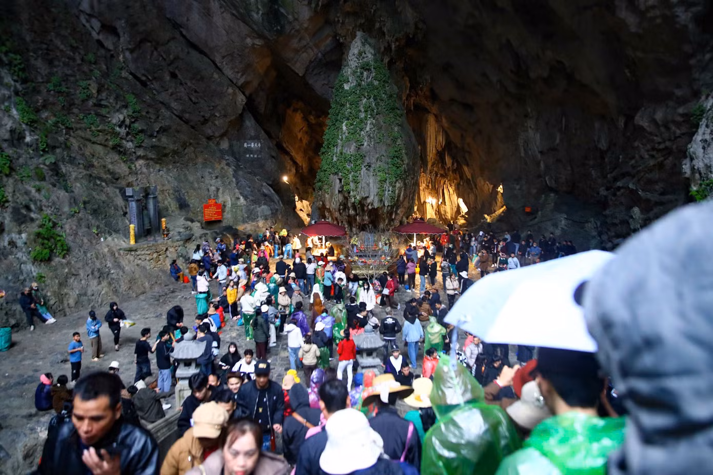Động Hương Tích vắng vẻ bất ngờ, không còn cảnh ùn ứ, tắc nghẽn như hàng năm. Đây cũng là hình ảnh hiếm thấy ở động Hương Tích.