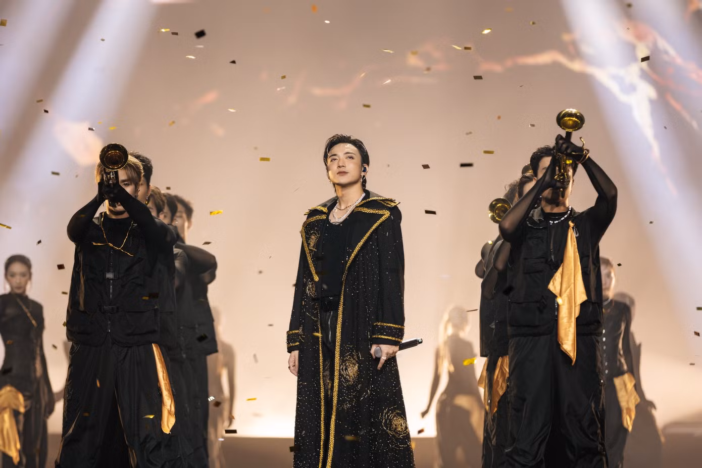 Hai đêm concert thành công chinh phục hàng nghìn khán giả bằng ngôn ngữ âm nhạc và nghệ thuật dàn dựng sân khấu.