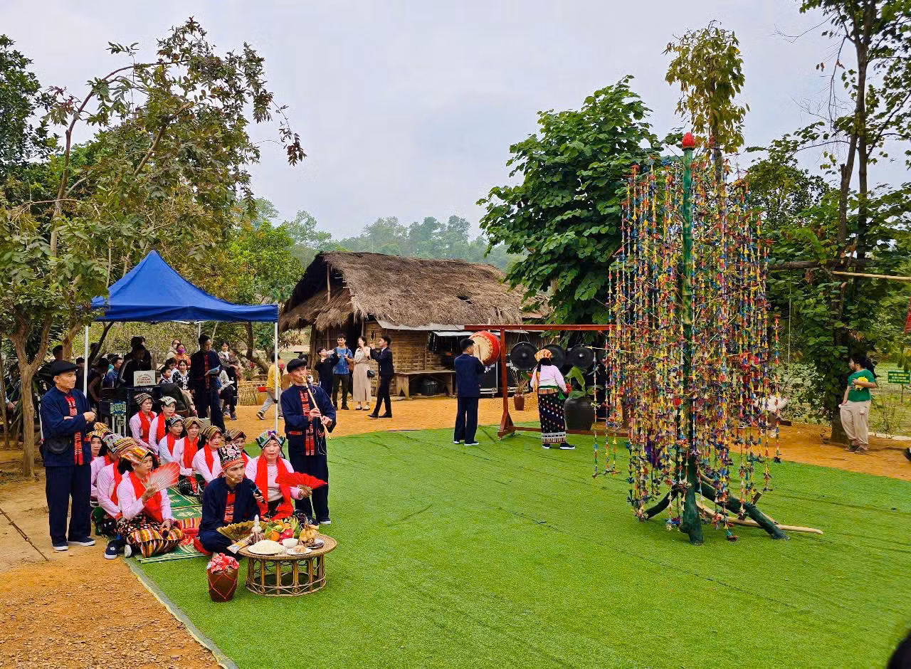 Kin Chiêng Boọc Mạy - lễ hội hát múa ăn mừng dưới cây bông là nét đẹp văn hóa tinh thần độc đáo, lâu đời của cộng đồng người Thái ở huyện Như Thanh (Thanh Hóa) được tái hiện trong ngày hội Sắc xuân trên mọi miền Tổ quốc năm 2025 tại Làng Văn hóa - Du lịch các dân tộc Việt Nam (Đồng Mô, Sơn Tây, Hà Nội).