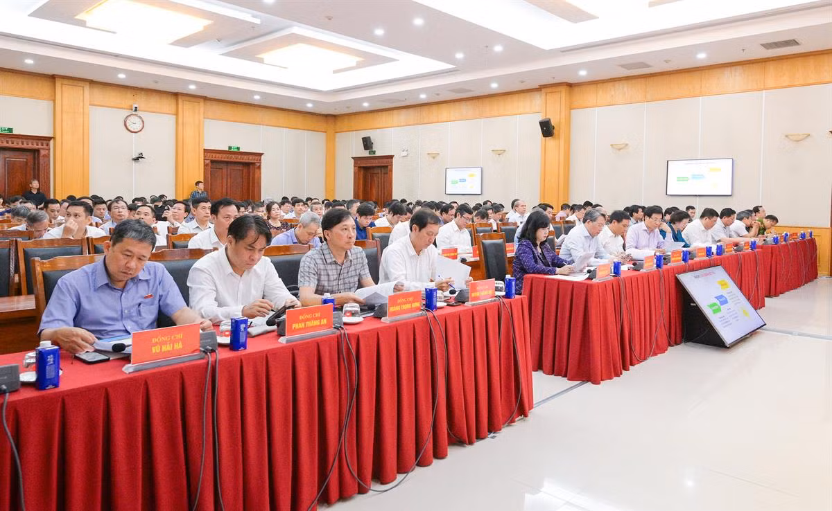 Tham dự Hội nghị tại điểm cầu chính có các đồng chí Uỷ viên Trung ương Đảng; lãnh đạo các Đảng uỷ trực thuộc Trung ương; lãnh đạo các bộ, ngành Trung ương; các Ban Đảng Trung ương; Đảng ủy các bộ, cơ quan ngang bộ, cơ quan thuộc Chính phủ; Mặt trận Tổ quốc và các đoàn thể; Tòa án nhân dân tối cao; Viện Kiểm sát nhân dân tối cao; Thường trực Tổ Giúp việc Ban Chỉ đạo; Thành viên Hội đồng tư vấn quốc gia; đại diện lãnh đạo các tập đoàn công nghệ, doanh nghiệp cung cấp nền tảng số, giải pháp kỹ thuật.