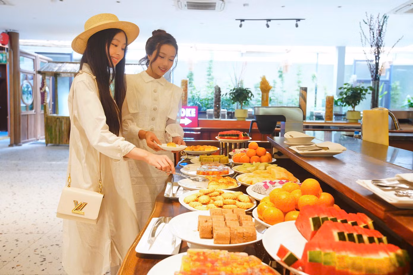 Người đẹp Giáng My, Ngọc Mai hào hứng trải nghiệm dịch vụ, check-in tại khuôn viên Minawa Kênh Gà Resort &amp; Spa Ninh Bình.