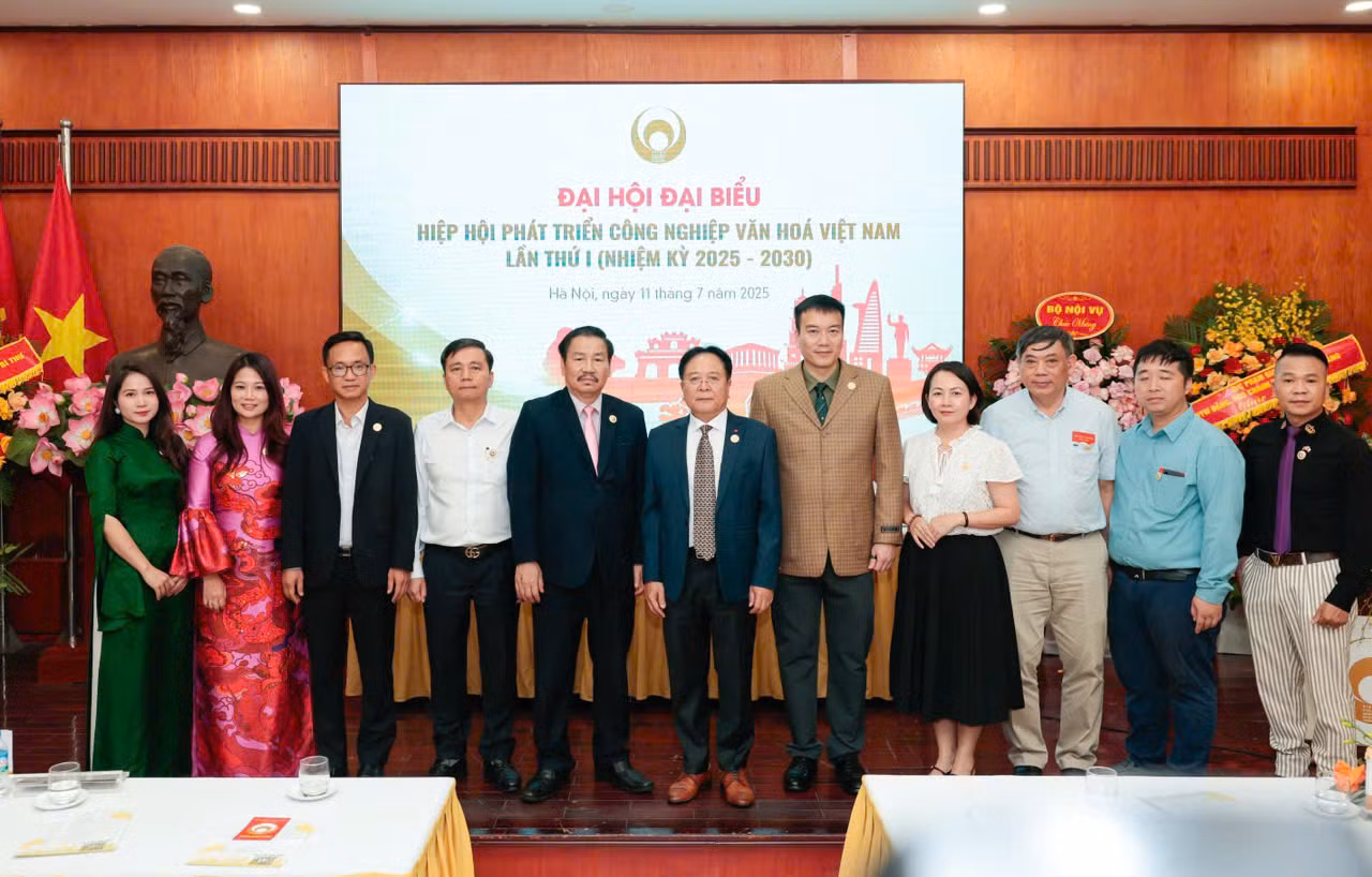 Lãnh đạo Hiệp hội phát triển công nghiệp văn hóa Việt Nam lần thứ I nhiệm kỳ 2025-2030 ra mắt đại hội.
