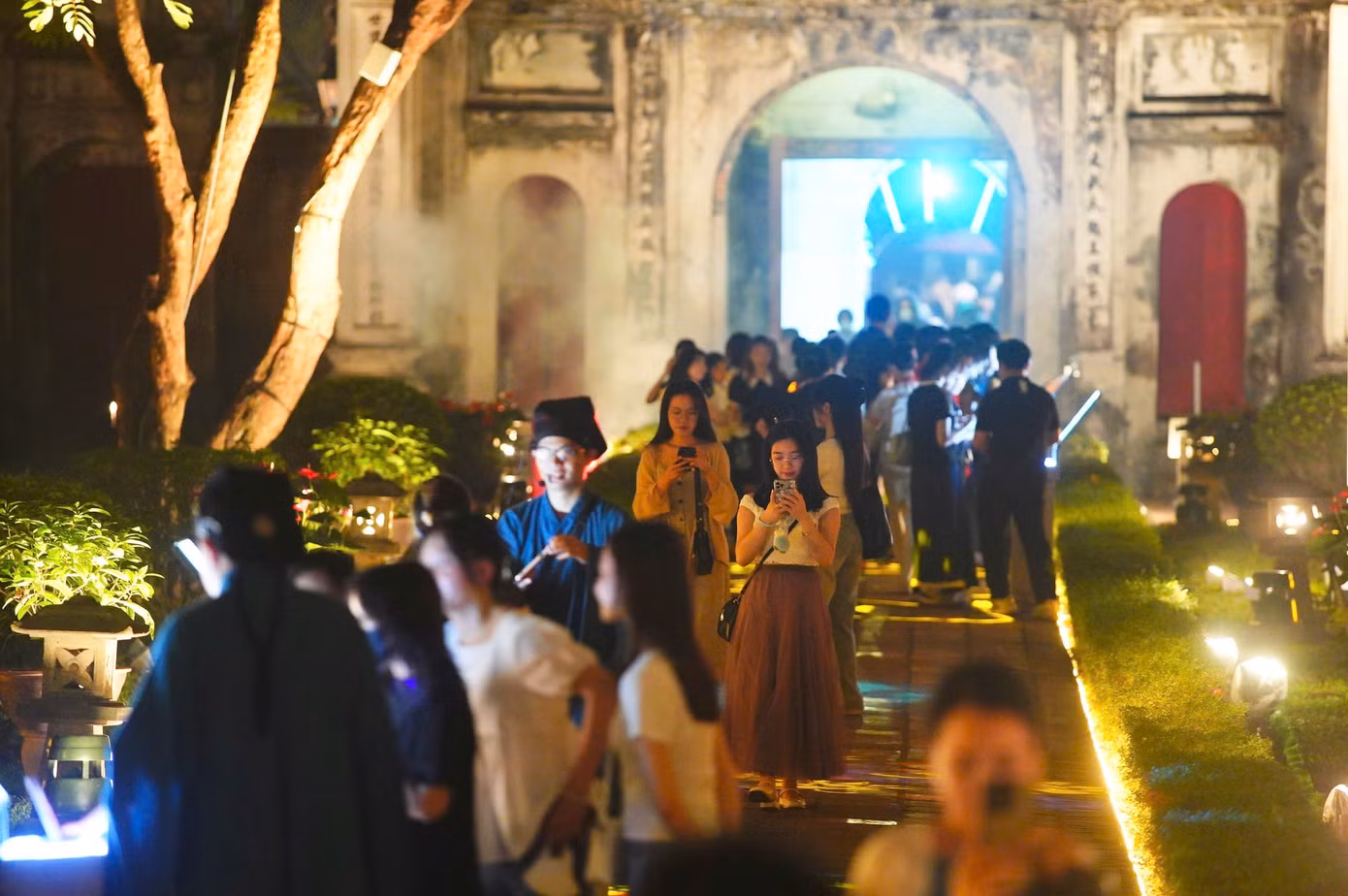 Theo đó, trên mạng xã hội thông tin về hành trình trải nghiệm Một đêm hóa sĩ tử tại Văn Miếu - Quốc Tử Giám được nhiều bạn trẻ tìm kiếm, giới thiệu. Hiệu ứng lan truyền trên mạng xã hội tốt khiến những tối cuối tuần tại Văn Miếu - Quốc Tử Giám đông nghịt người.