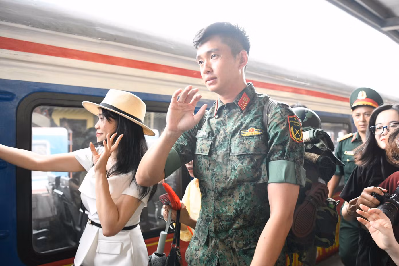 Rất đông người hâm mộ vây quanh xin chữ ký, chụp ảnh chung với Thượng úy Lê Hoàng Hiệp.