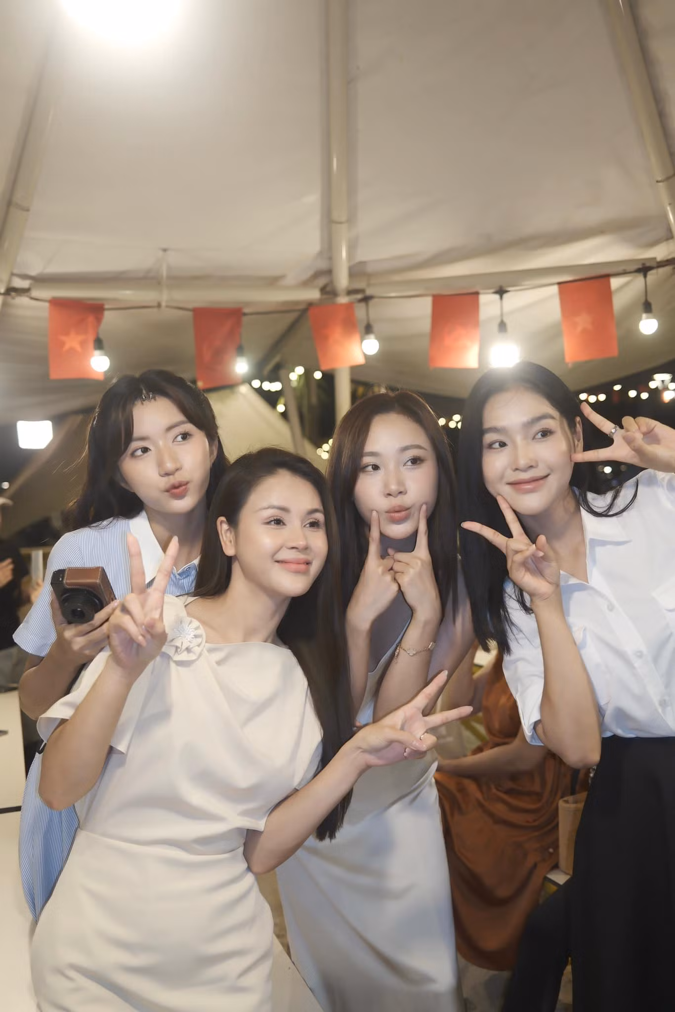 Dàn diễn viên nữ trong Dịu dàng màu nắng xinh đẹp trong ngày ghi hình cuối cùng.