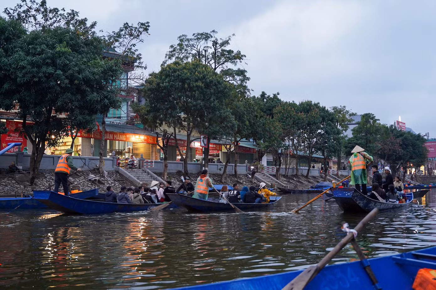 Năm nay, số lượng bảo vệ ở mỗi cổng soát vé xuống đò giảm đi khi người dân mua vé tham quan sẽ được tích hợp vé đi đò. Các khách sẽ theo dõi số thuyền, tên nhân viên lái thuyền, đò trên bảng giới thiệu ở cổng soát vé.