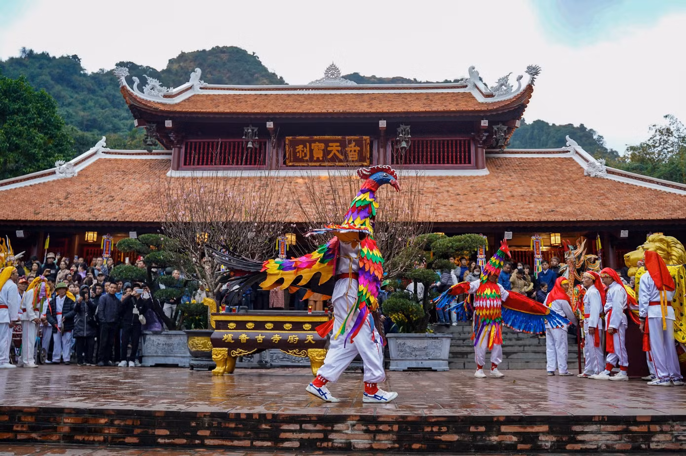 Lễ hội chùa Hương - Điểm đến du lịch, văn hóa, truyền thống Việt là chủ đề của lễ hội chùa Hương năm 2025. Lễ khai hội diễn ra từ 8h30 ngày 3/2 (Mùng 6 tháng Giêng).