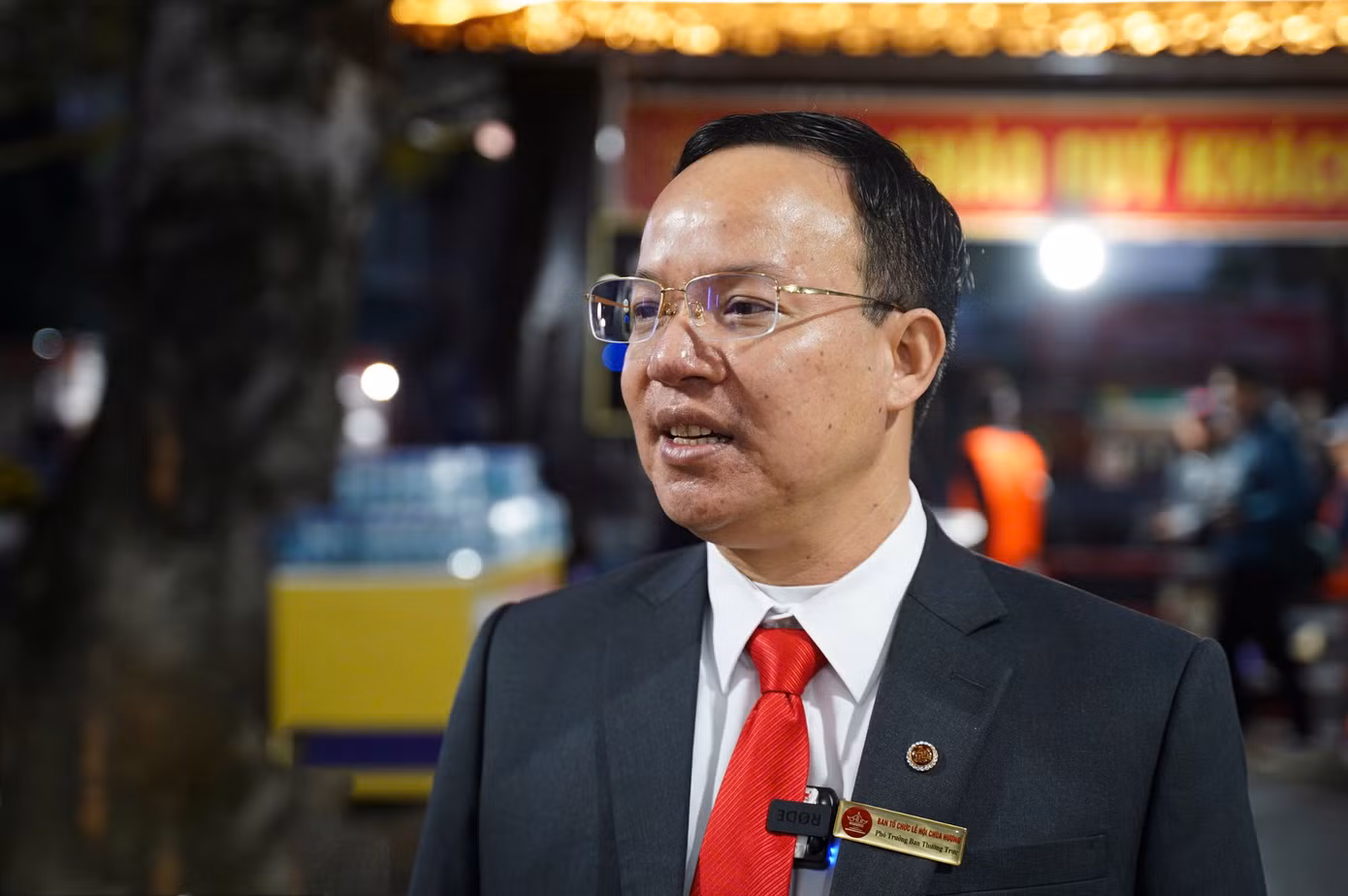 Đại diện BQL Khu di tích và thắng cảnh Hương Sơn cho biết lượng khách đến chùa Hương năm 2025 duy trì như mọi năm. Lượng khách trong ngày khai hội có thể giảm do rơi vào ngày đầu tiên người dân đi làm trở lại. "Lượng khách sẽ giảm so với hai ngày cuối tuần, tuy nhiên lượng khách vẫn xấp xỉ 2 vạn du khách. Từ Mùng 2 Tết đến Mùng 5 Tết, chúng tôi đã đón khoảng 10 vạn du khách. Dự kiến những ngày tiếp theo lượng khách vẫn tăng lên khi công tác đón khách của chúng tôi ngày càng tốt hơn", ông Bùi Văn Triều nêu.